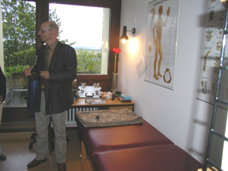 R. Fischer im Behandlungsraum